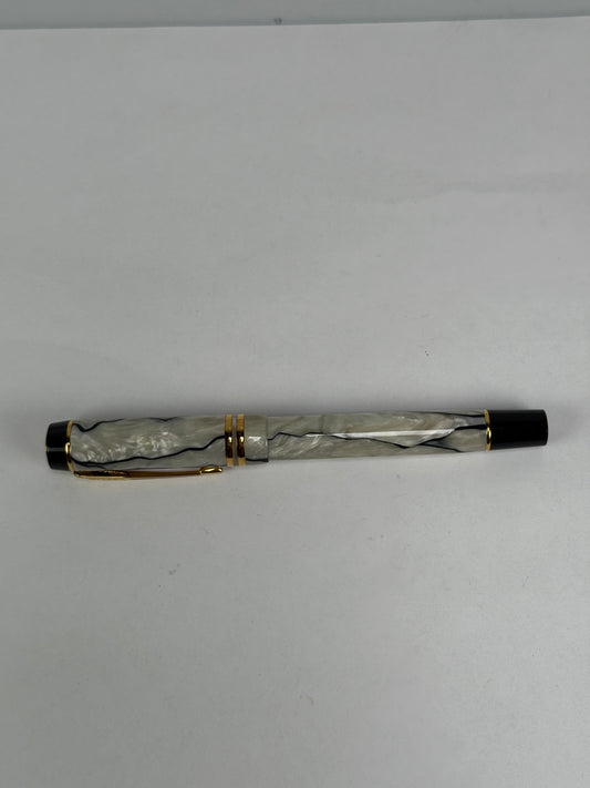 Parker Duofold Fountain Pen Pearl and Black Finish 18K 750 Medium Nib