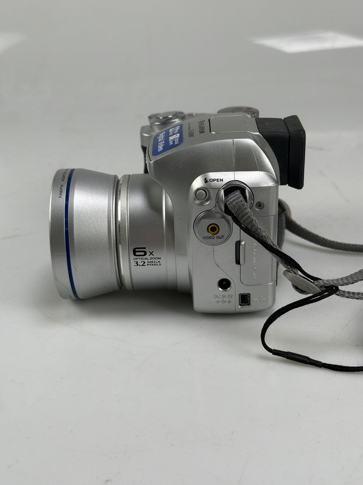 Fuji Fujifilm FinePix S3000 6x Camera Digital Camera 3.2MP