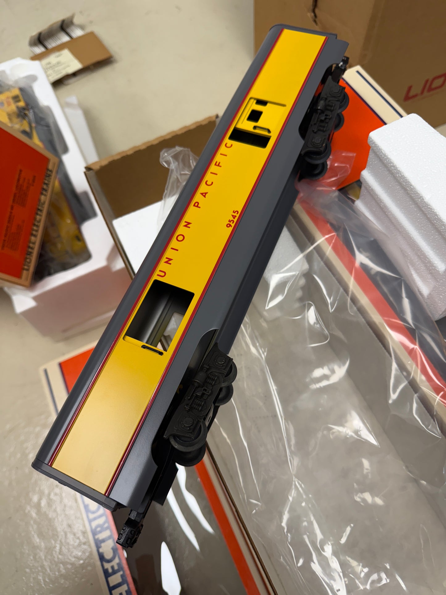 Lionel O Gauge Union Pacific Smooth Side Passenger set with DASH-8 40C locomotive
