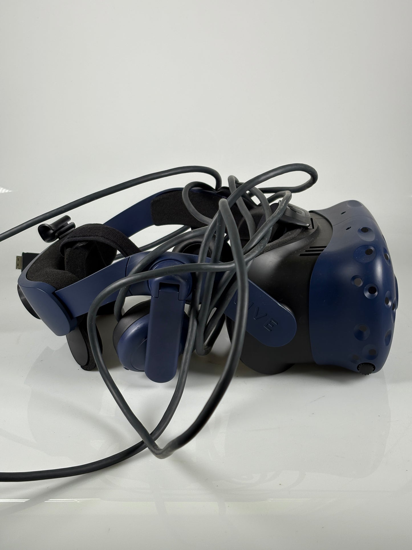 HTC Vive Pro HMD (upgrade kit) Virtual Reality Headset with remotes