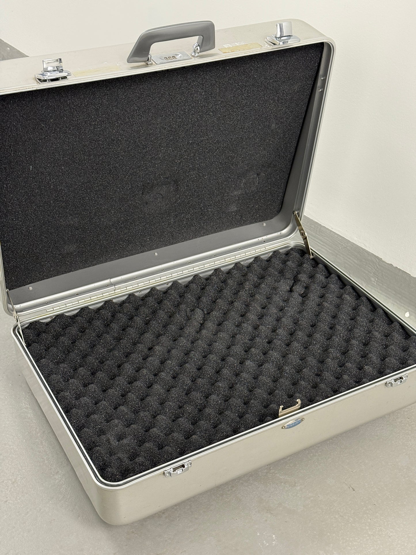 Zero Halliburton Aluminum camera Combo Lock Case 26x18x8