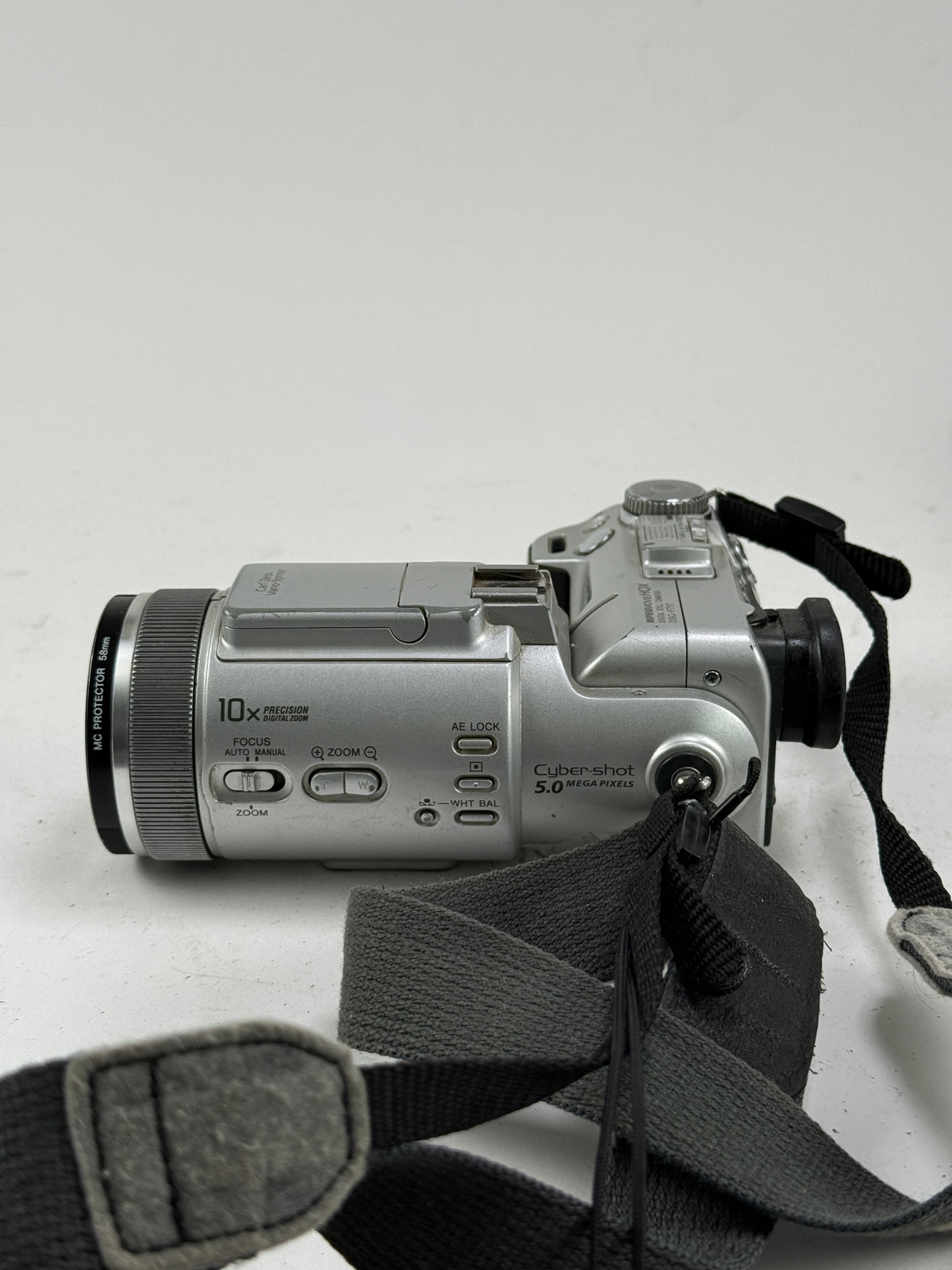 Sony Cyber-shot DSC-F717 5MP Zeiss NightShot Digital Camera