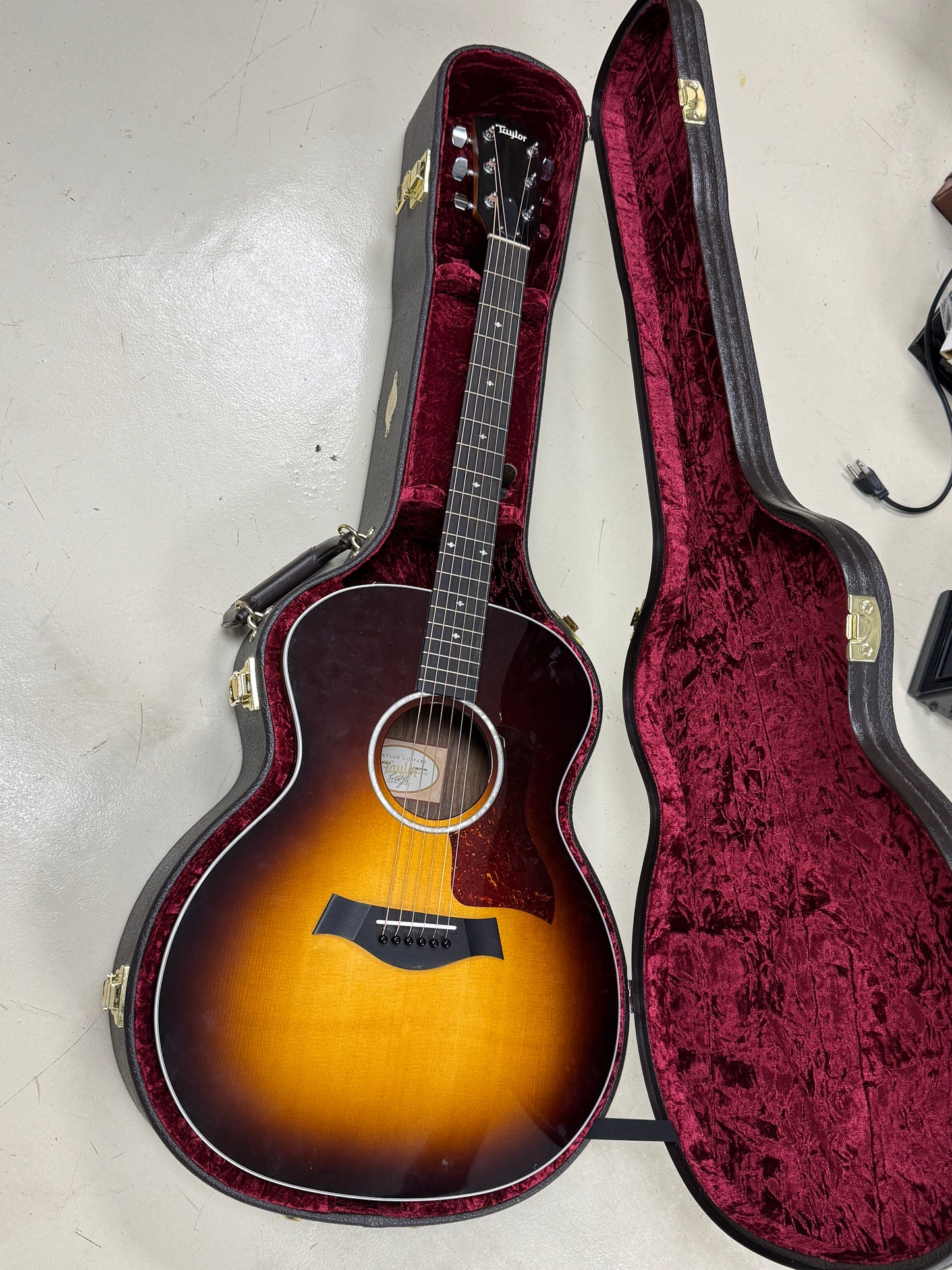 Taylor Guitars 6-String Acoustic-Electric Guitar Sunburst 214ce SB DLX w/ Case