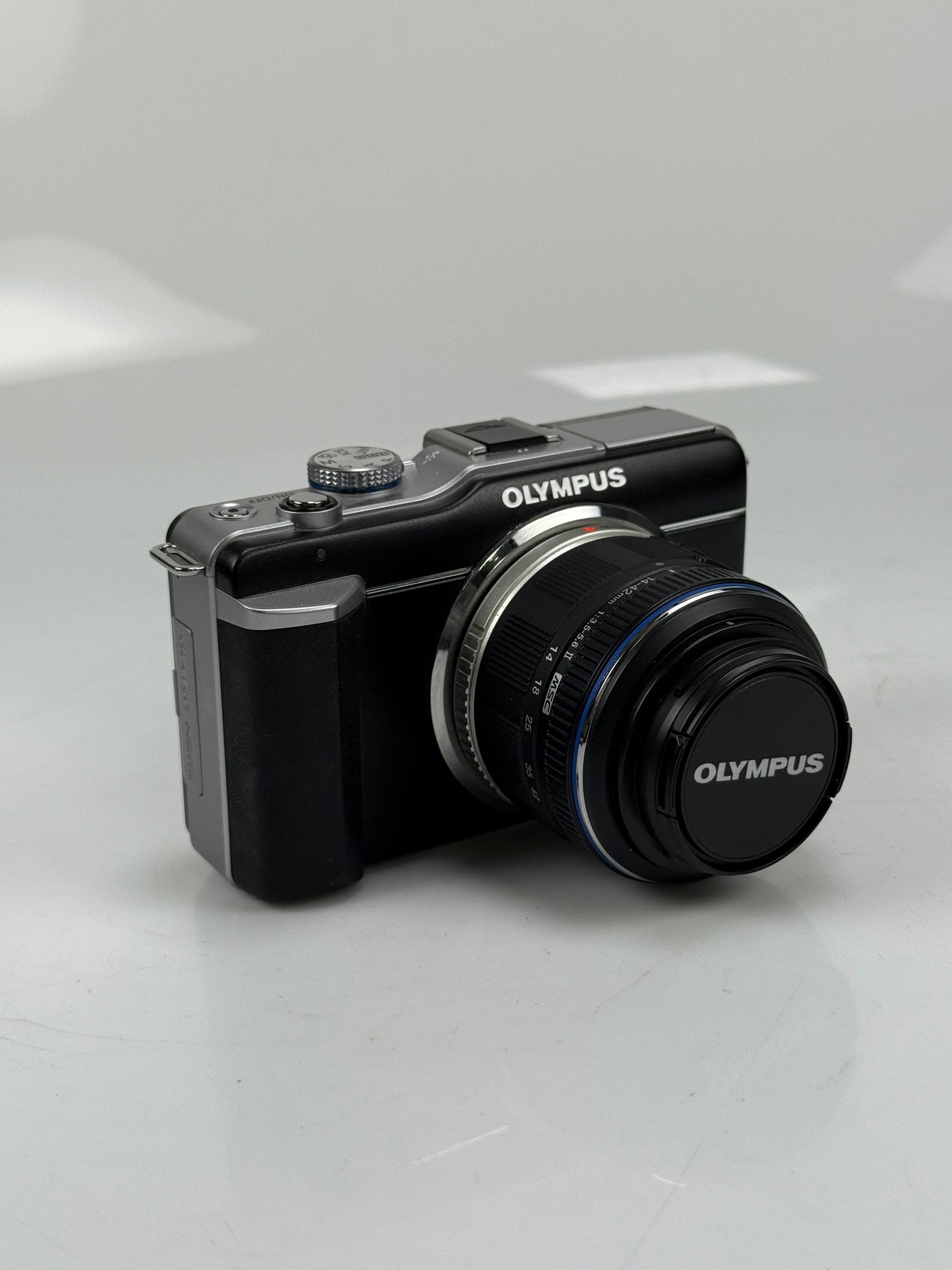 Olympus E-PL1  12.3MP mirrorless digital camera body black with 14-42mm L ED lens