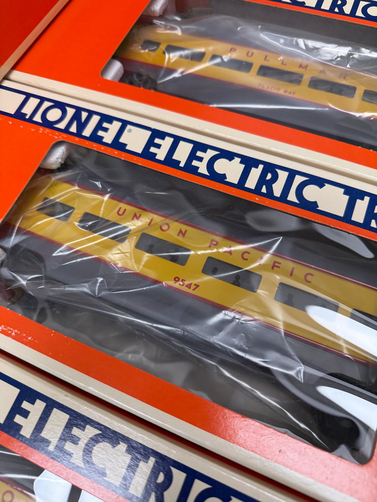 Lionel O Gauge Union Pacific Smooth Side Passenger set with DASH-8 40C locomotive