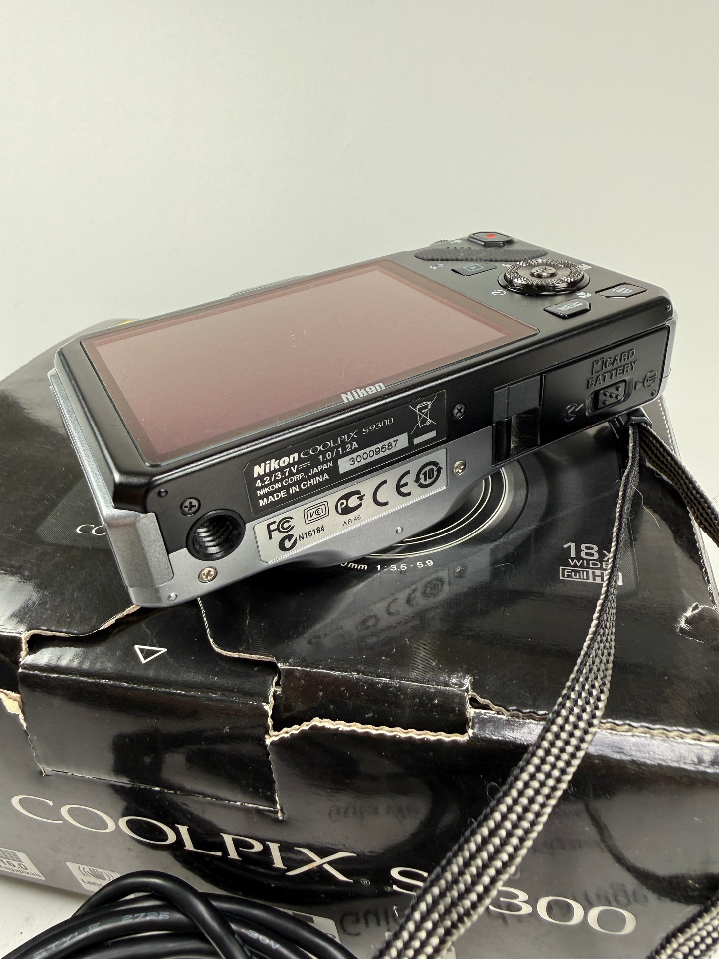Nikon COOLPIX S9300 16.0MP Digital Camera 18x Optica Zoom Silver