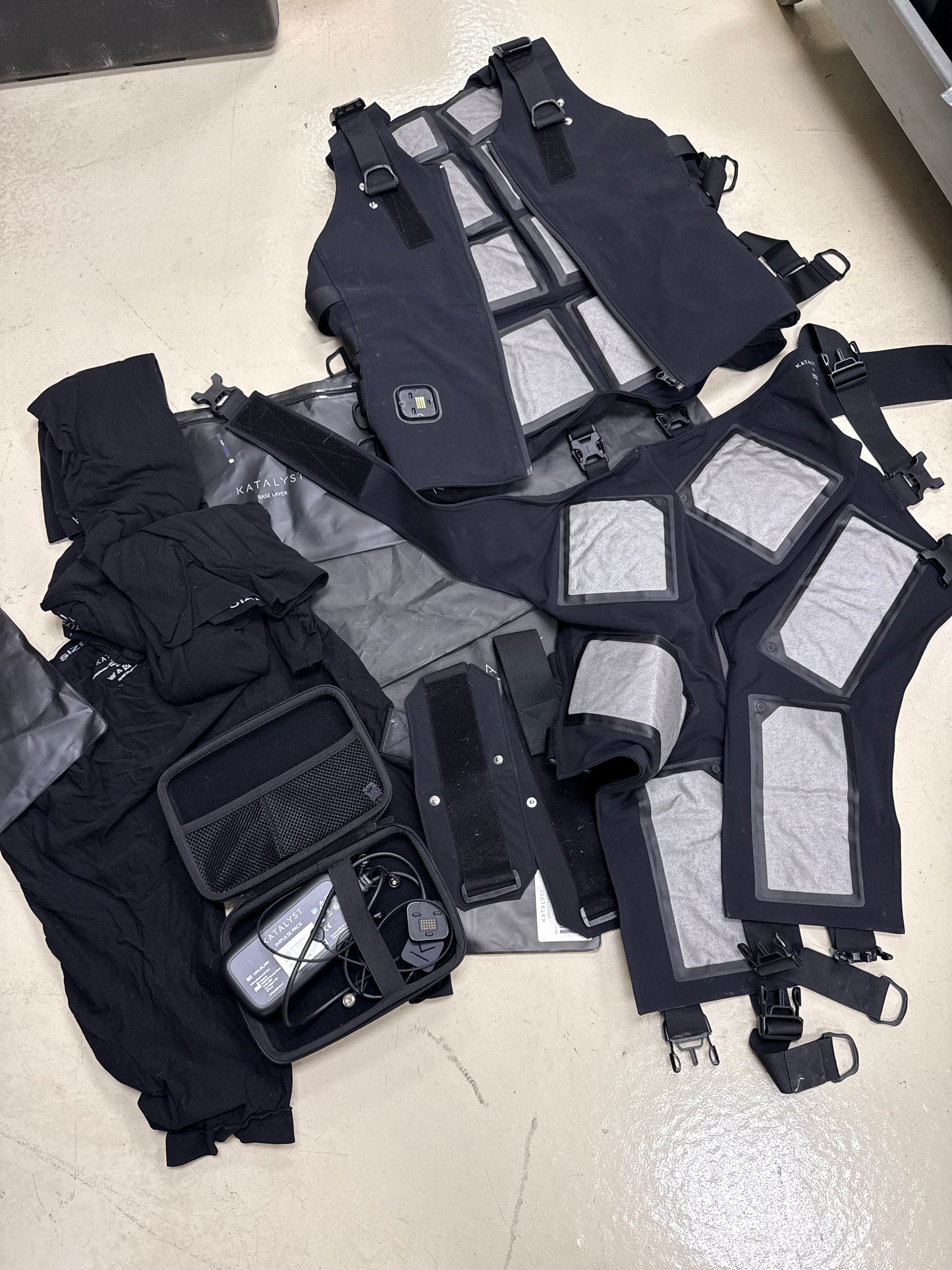 Complete Katalyst EMS Body Training System; Suit - L, Base layer, arms Size M