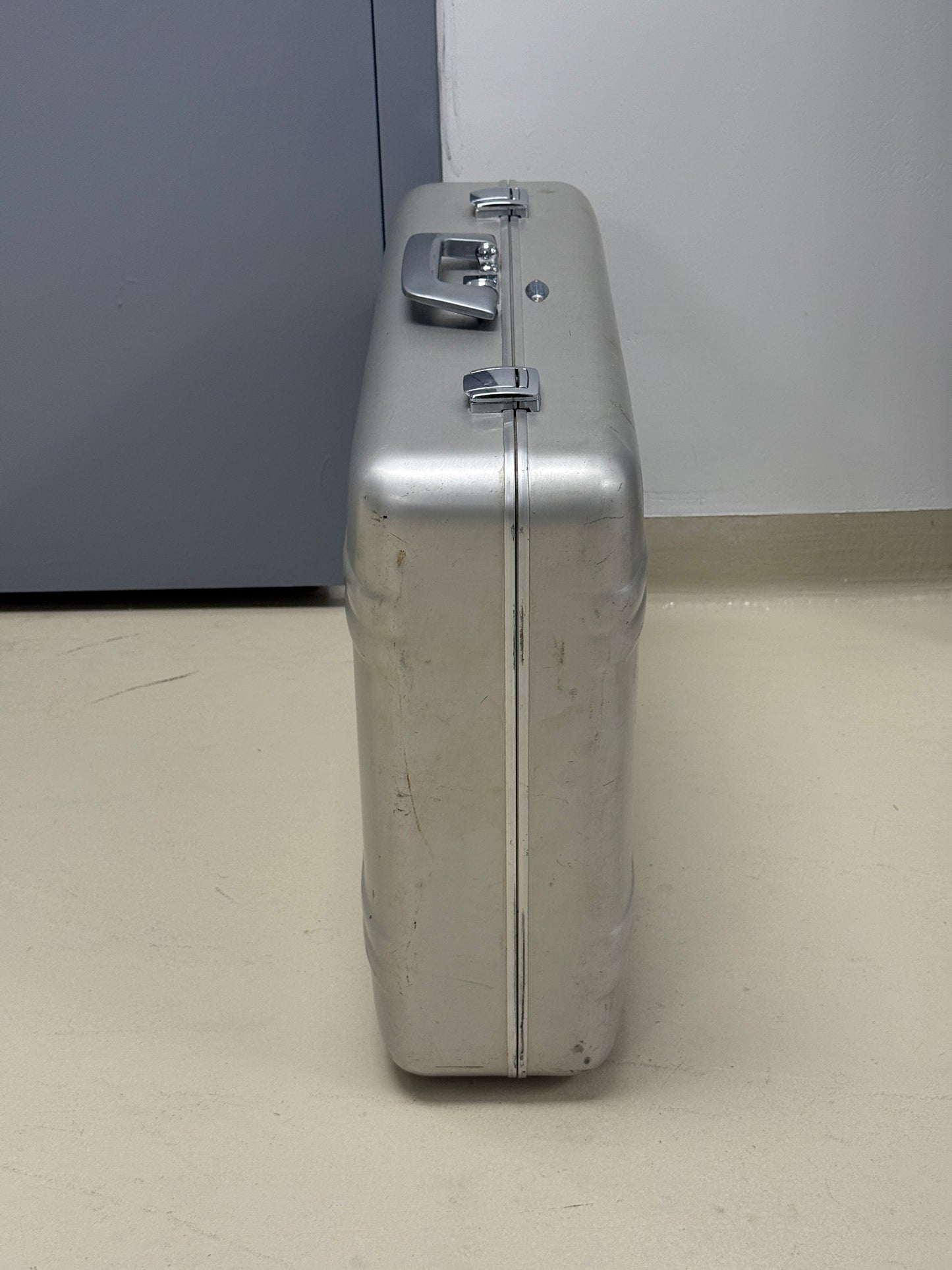 Zero Halliburton Aluminum camera Combo Lock Case 24x18x6