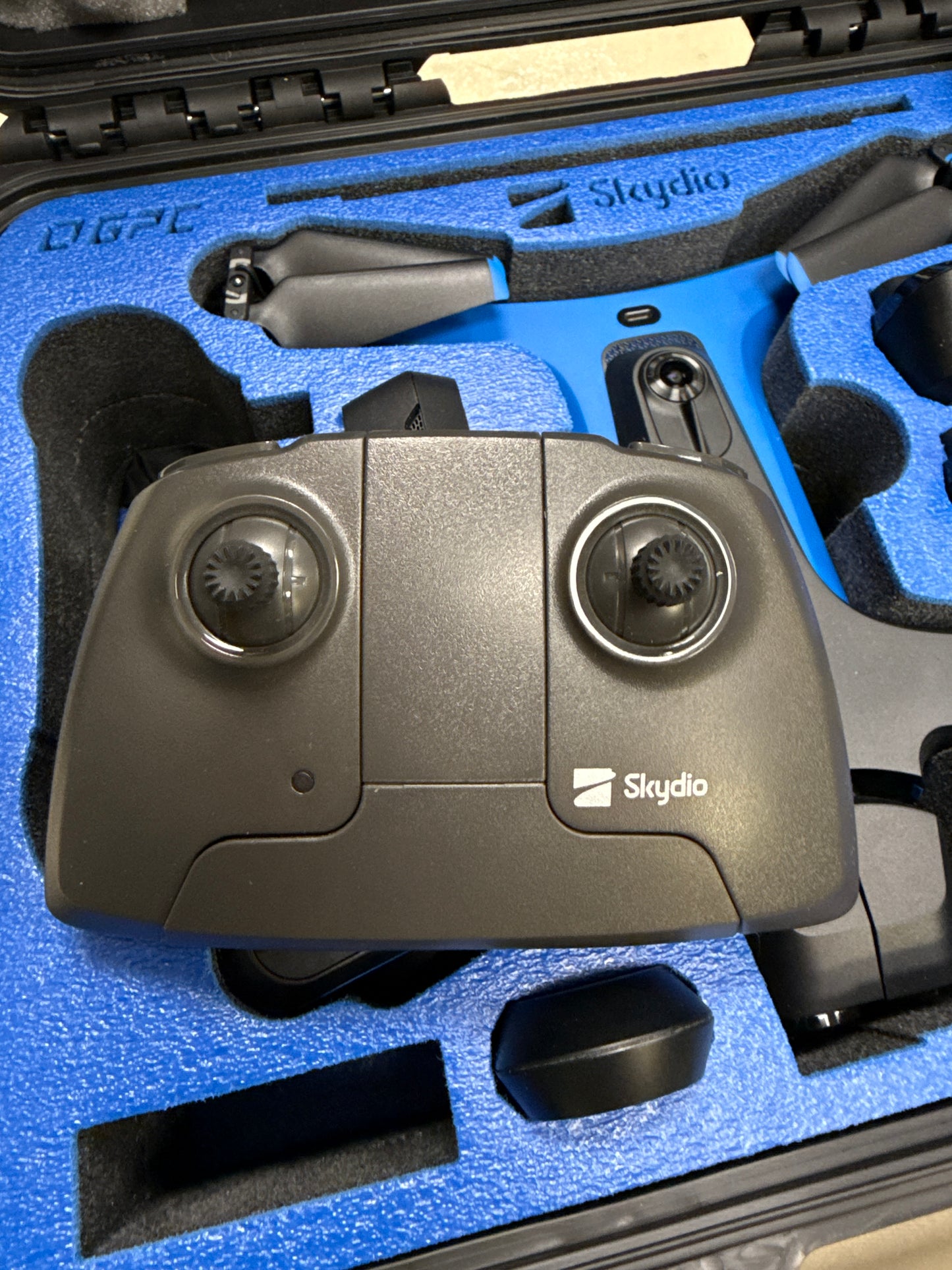 Skydio 2 Drone Bundle SDRC2V1 – 3 Batteries, Controller, Charger, Case, Beacon