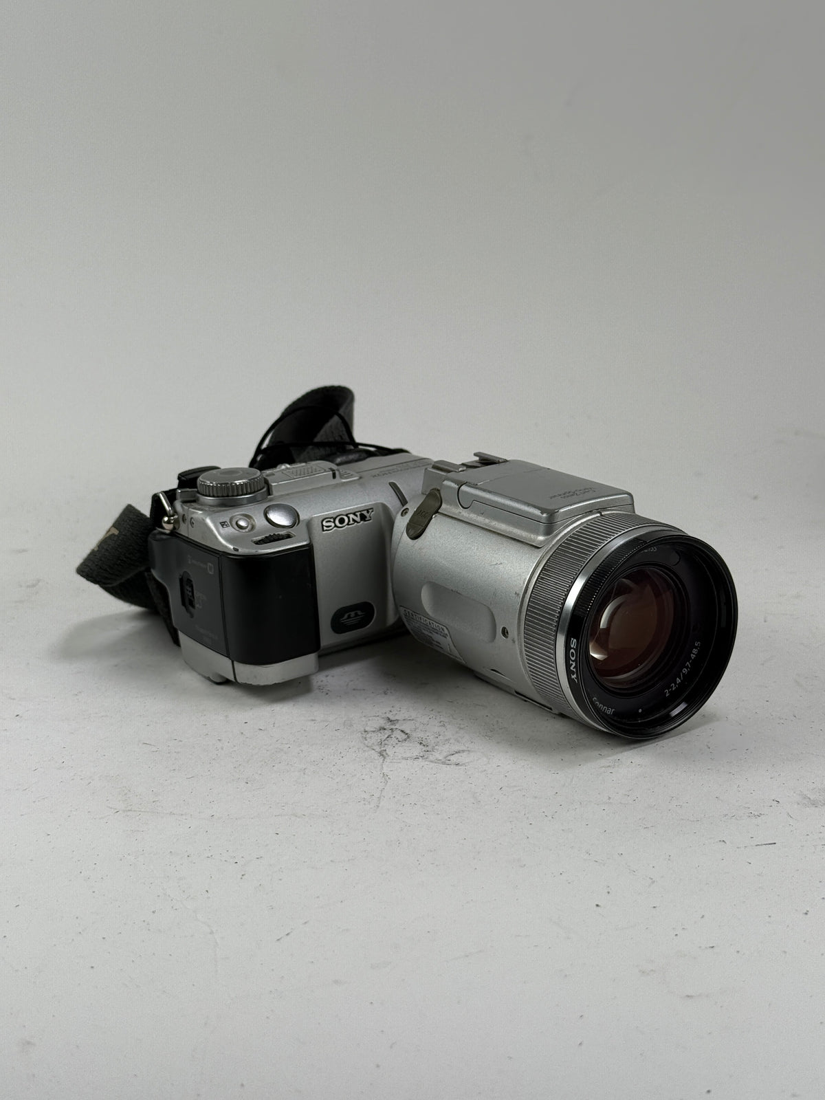 Sony Cyber-shot DSC-F717 5MP Zeiss NightShot Digital Camera