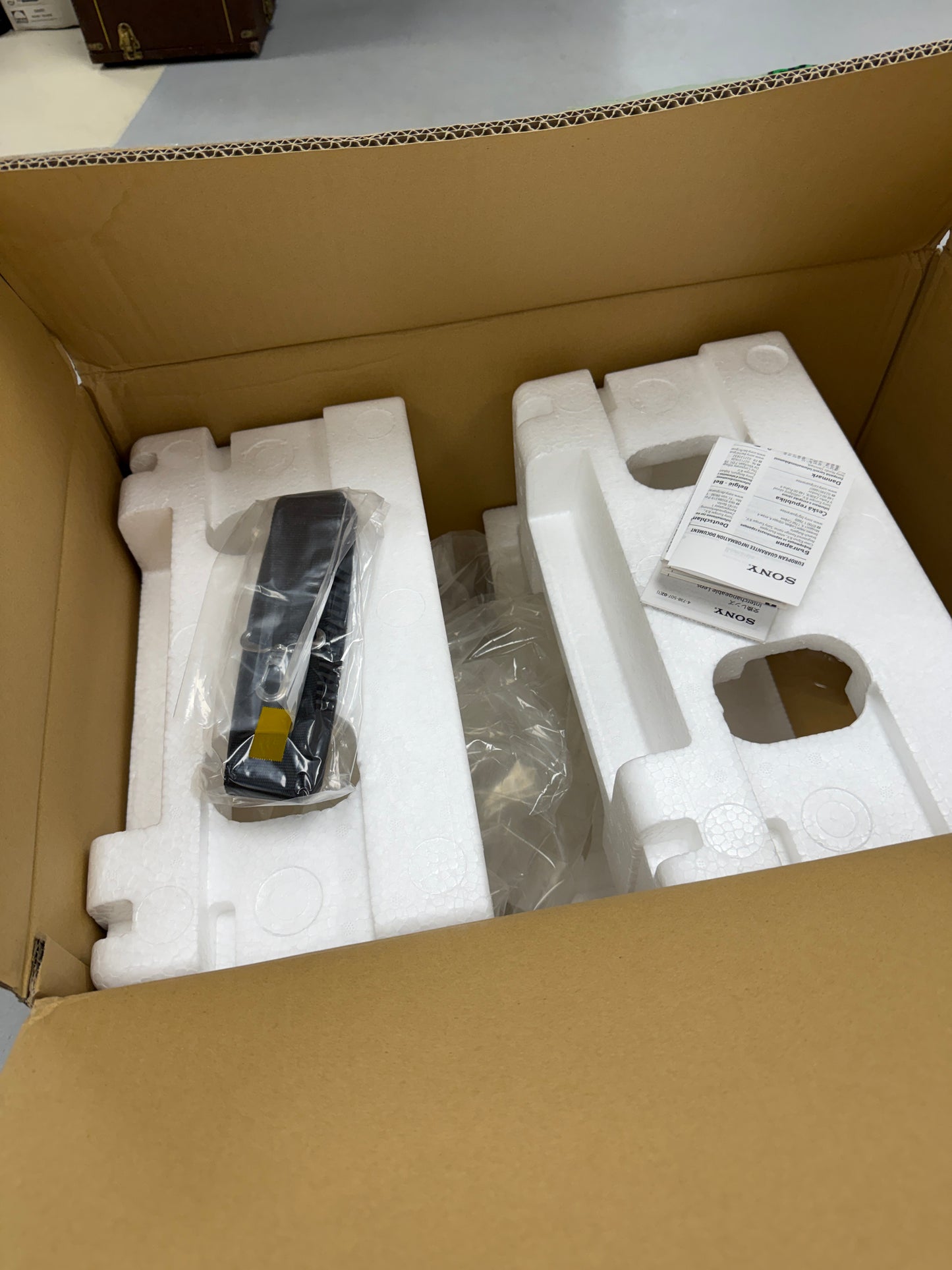 Sony 400mm f2.8 GM OSS telephoto lens Box only with manuals and strap