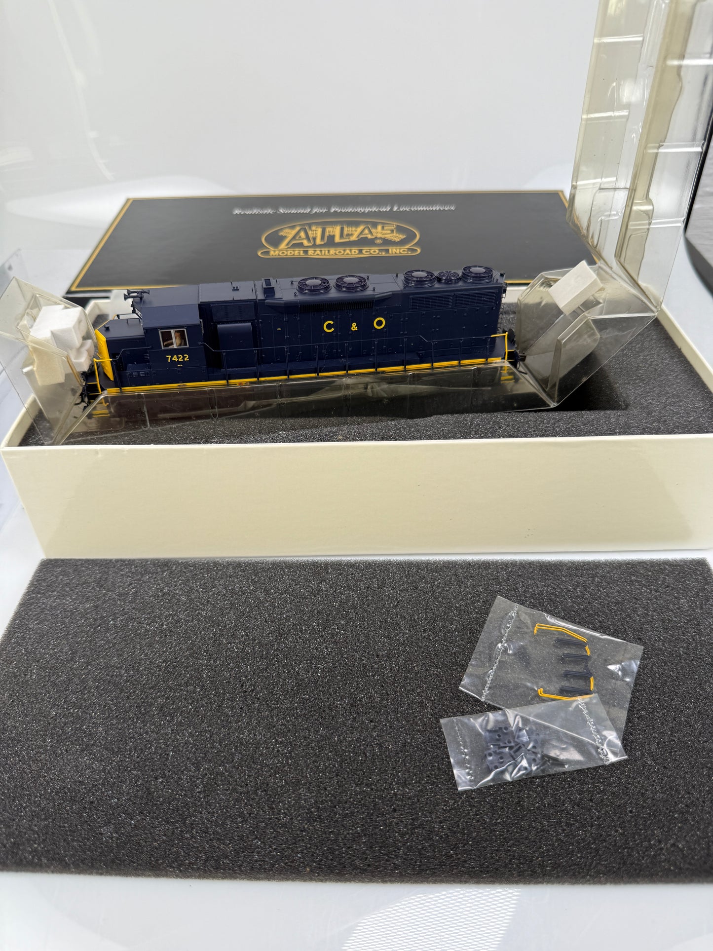 ATLAS master gold 7039 Chesapeake & Ohio 7422 SD35 low nose locomotive w/ DCC & Sound