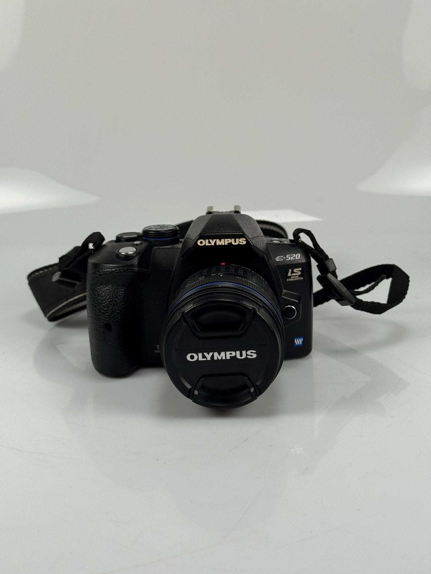 Olympus E-520 camera 10.0 MP DSLR 14-42mm Lens