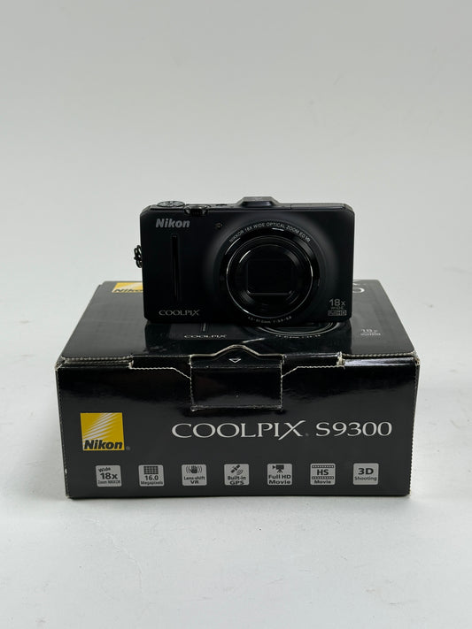 Nikon COOLPIX S9300 16.0MP Digital Camera 18x Optica Zoom Silver