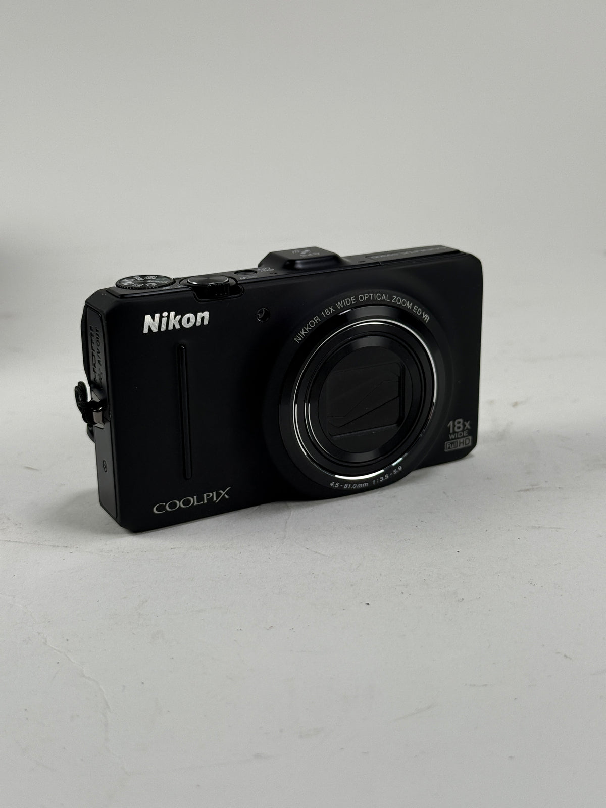 Nikon COOLPIX S9300 16.0MP Digital Camera 18x Optica Zoom Silver