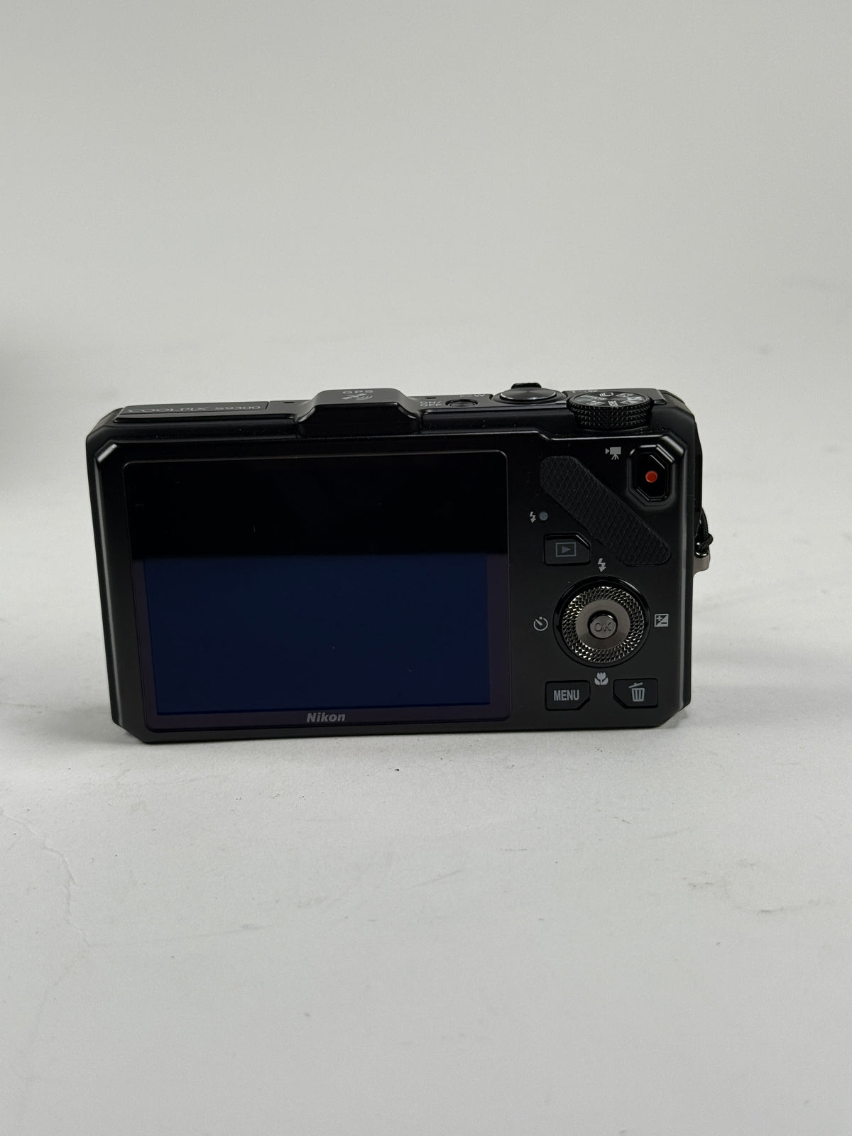 Nikon COOLPIX S9300 16.0MP Digital Camera 18x Optica Zoom Silver