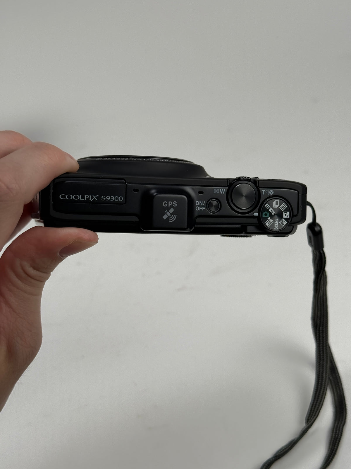 Nikon COOLPIX S9300 16.0MP Digital Camera 18x Optica Zoom Silver