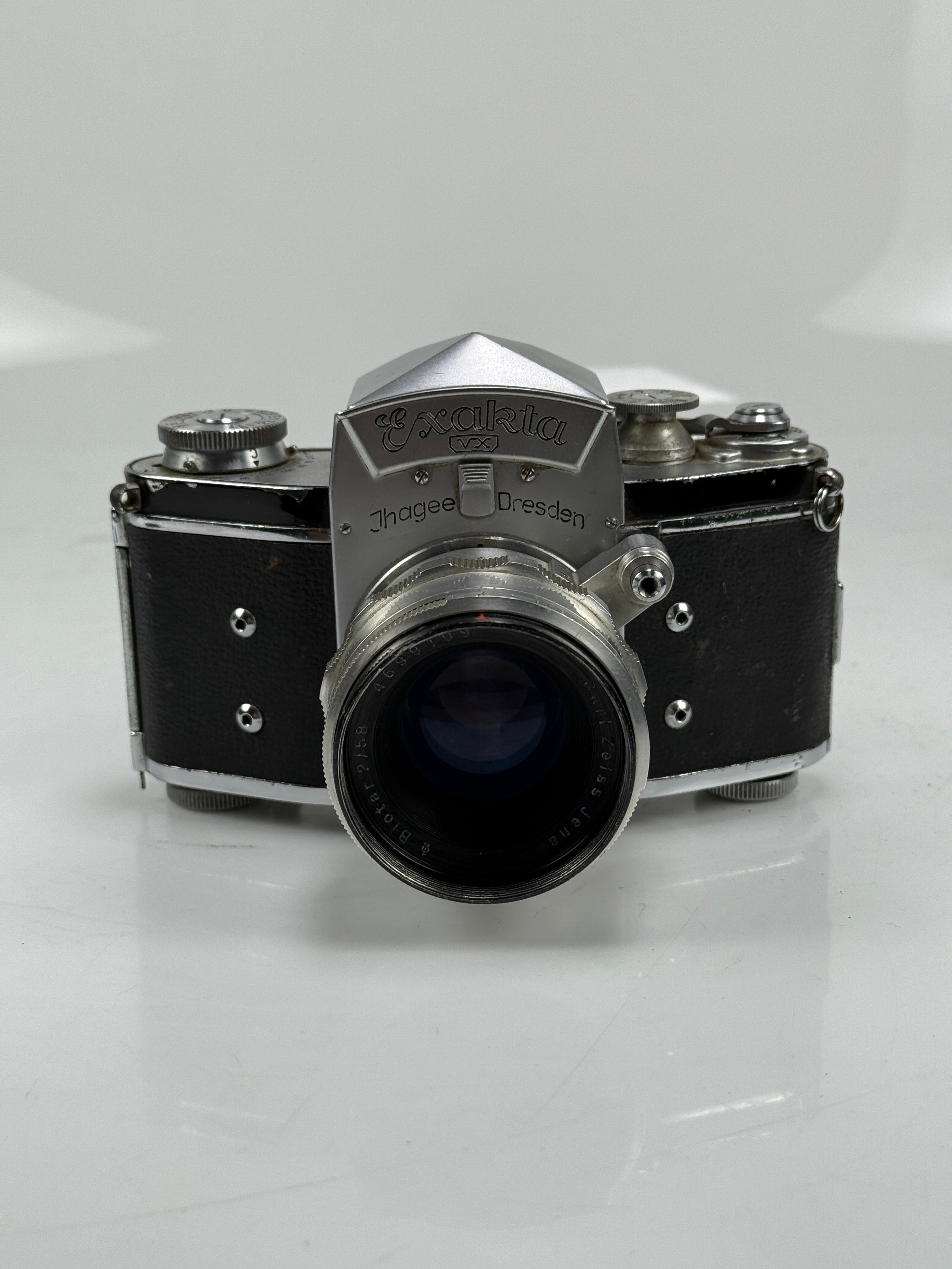 Exakta film camera w⁄ Carl Zeiss Jena Biotar 58mm F2 Lens