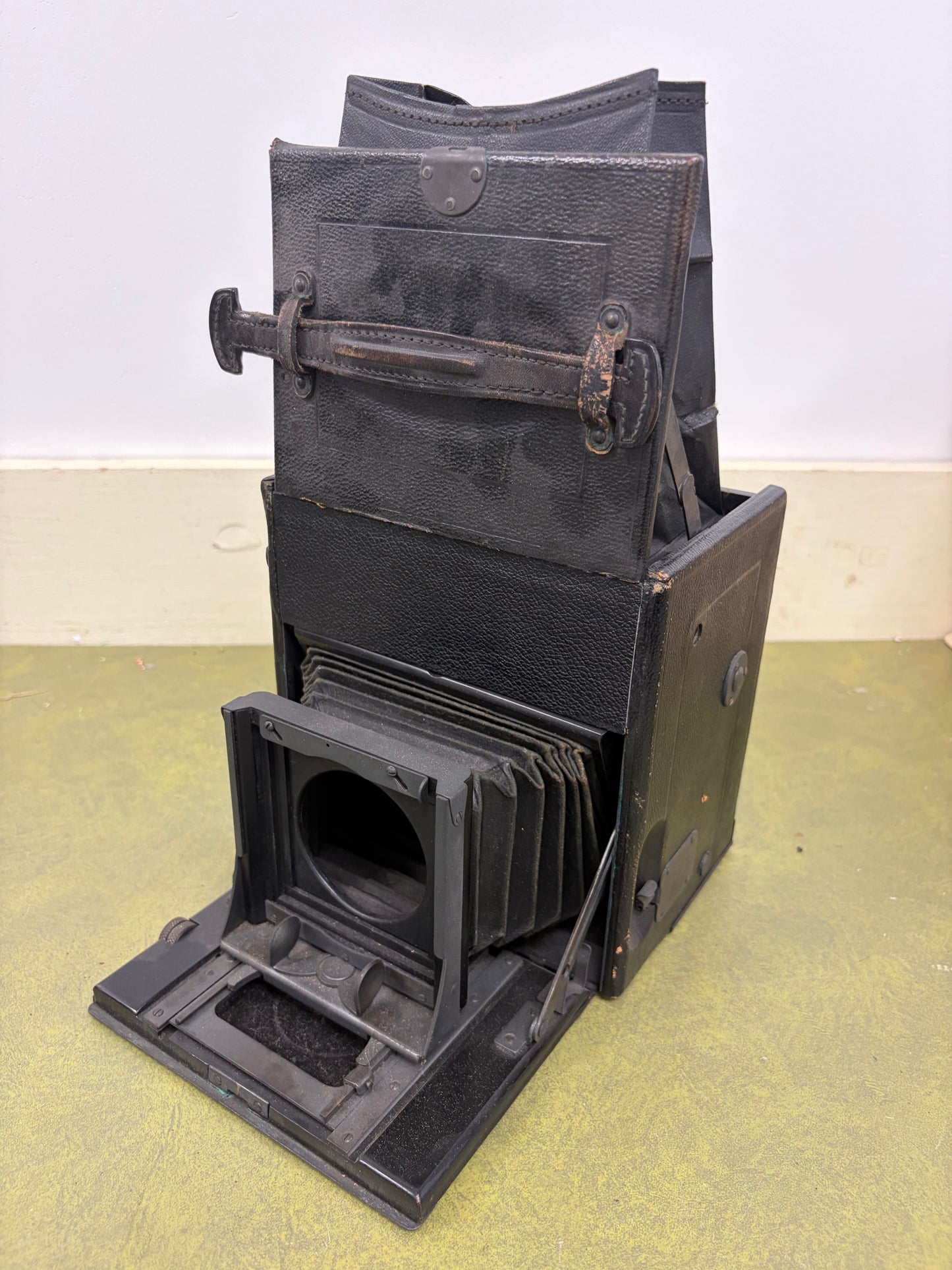 Compact Graflex SLR Large Format Film Camera