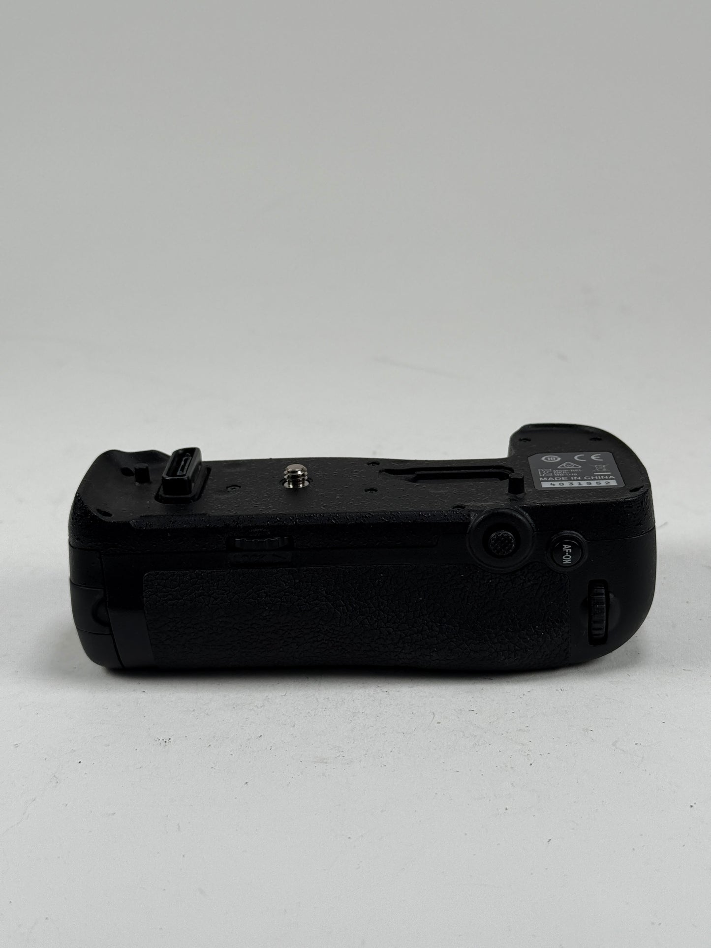 Genuine OEM Nikon MB-D18 Multi Power Battery Pack Grip for D850