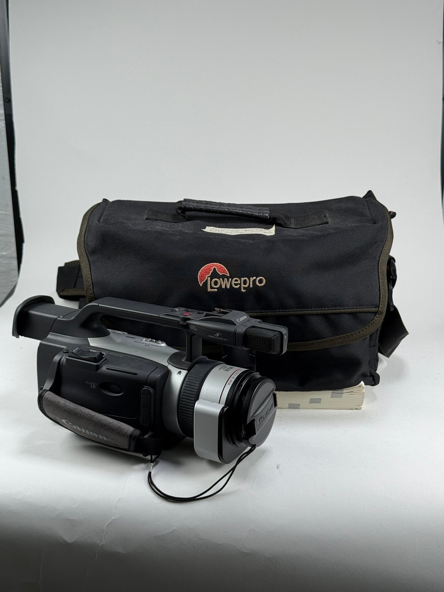 Canon DM-GL2 Silver 2.5″ LCD Lightweight MiniDV 3CCD Digital Video Camcorder