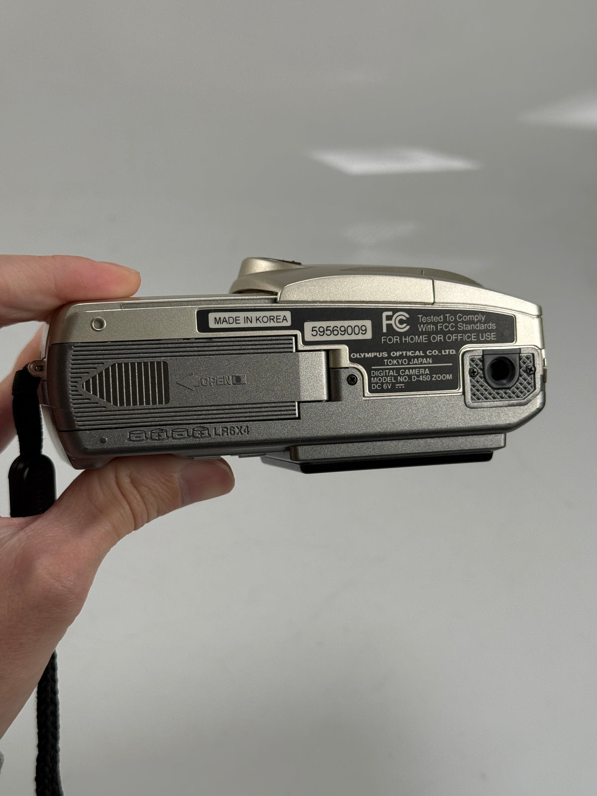 Olympus Camedia D-450 Zoom 1.3MP Digital Point & Shoot Camera w/ memory card