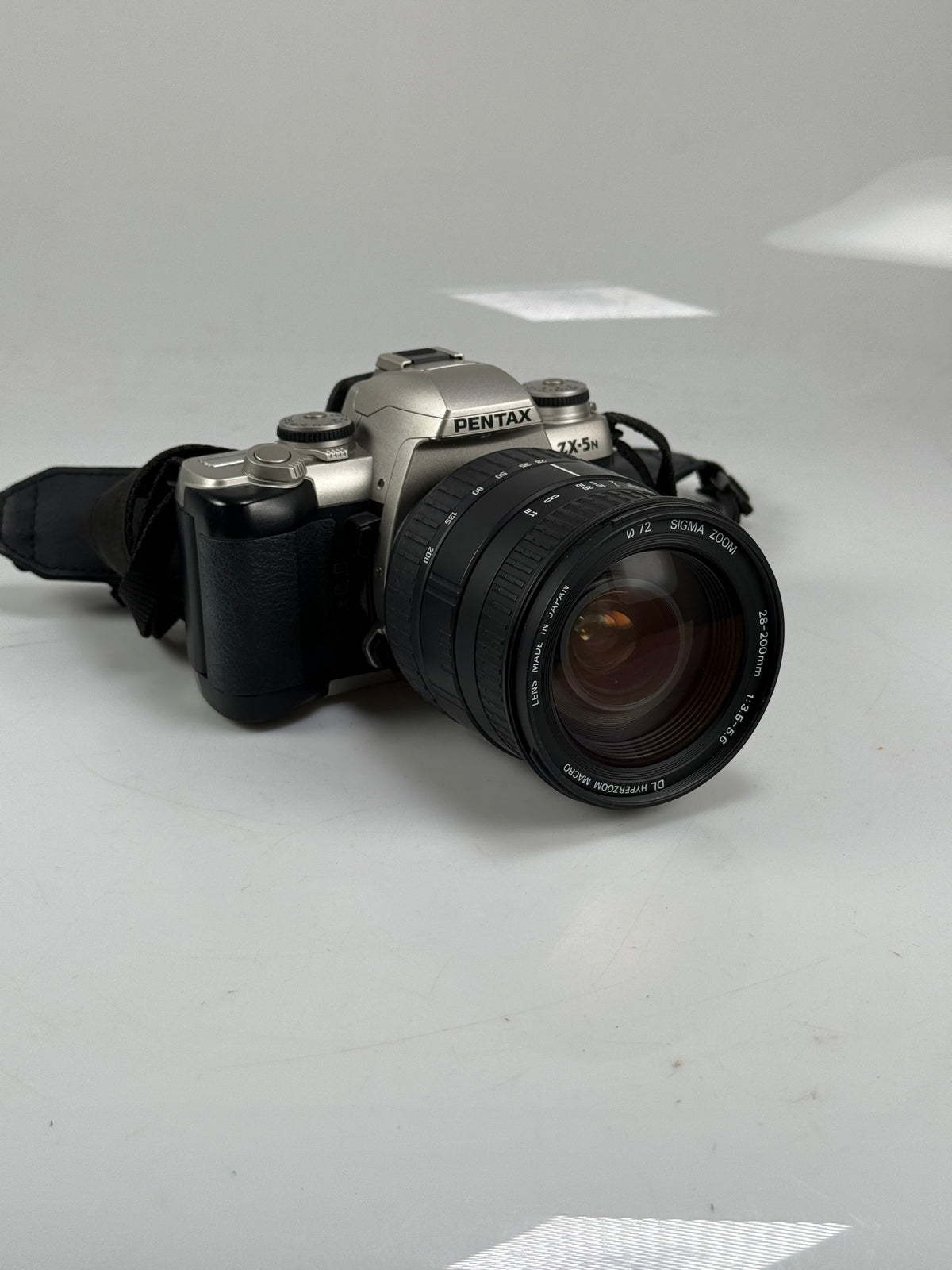 PENTAX ZX-5N 35mm SLR Film Camera w/ sigma 28-200mm Lens & Case