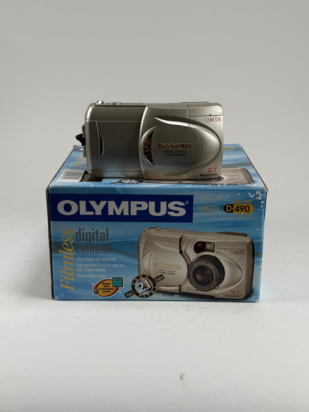 Olympus Camedia D-490 Zoom 2.1MP Digital Point & Shoot Camera