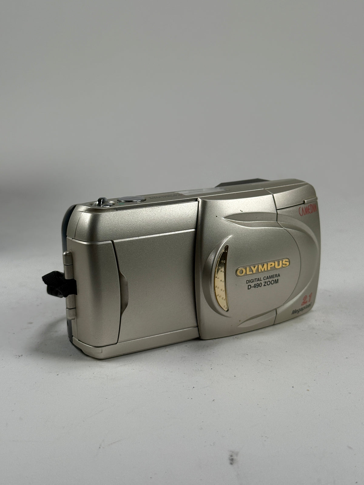 Olympus Camedia D-490 Zoom 2.1MP Digital Point & Shoot Camera