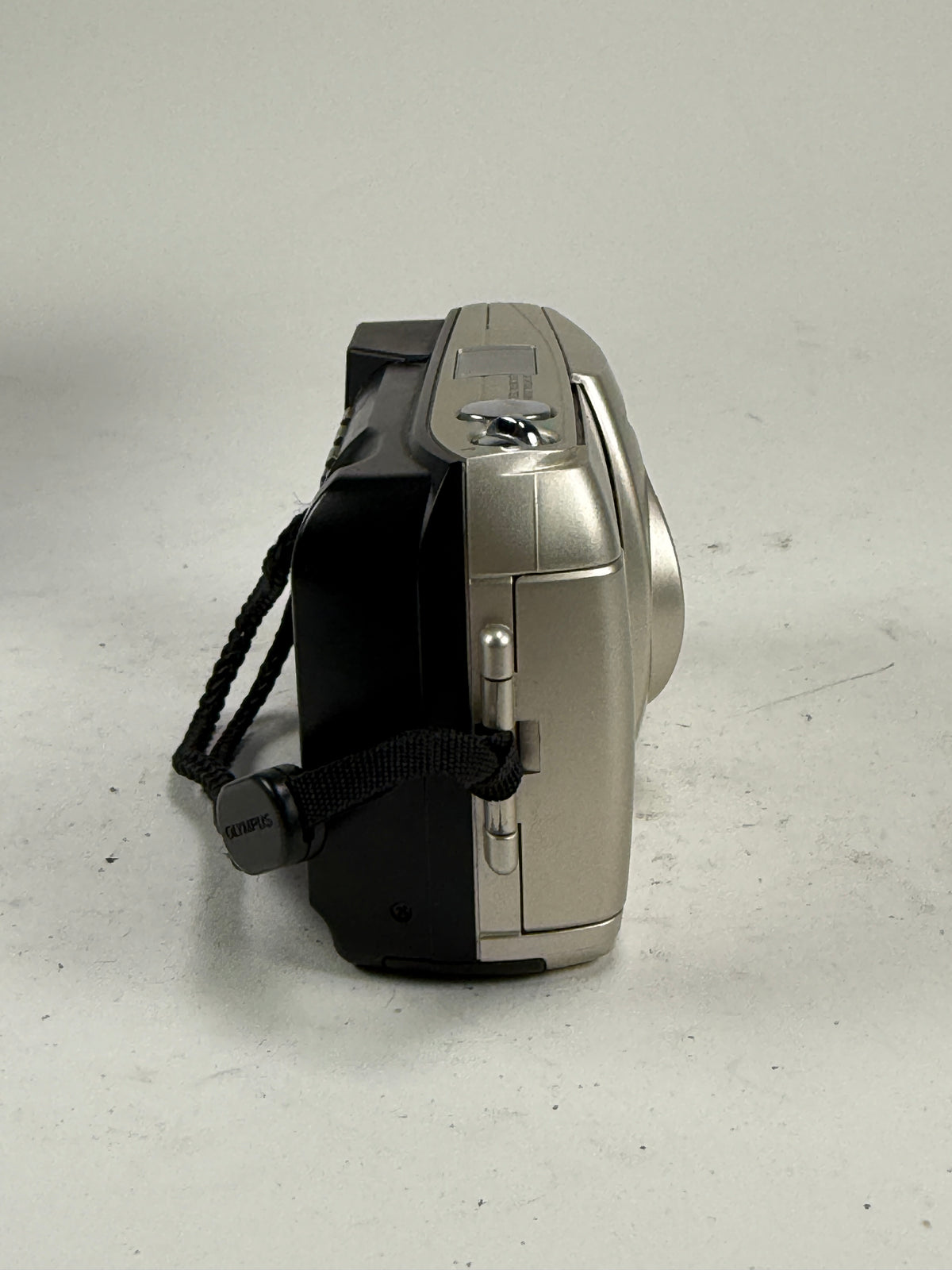 Olympus Camedia D-490 Zoom 2.1MP Digital Point & Shoot Camera