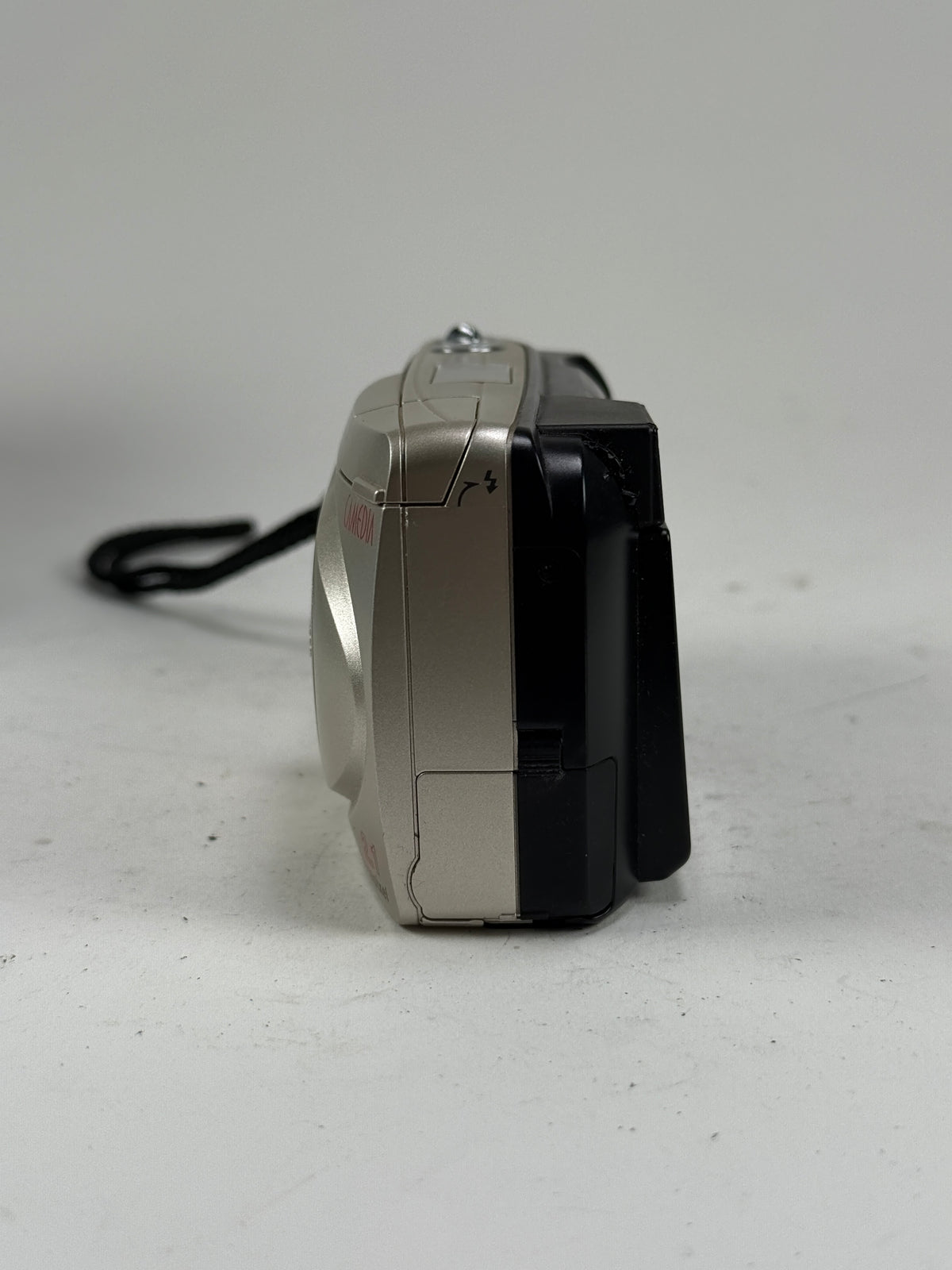 Olympus Camedia D-490 Zoom 2.1MP Digital Point & Shoot Camera