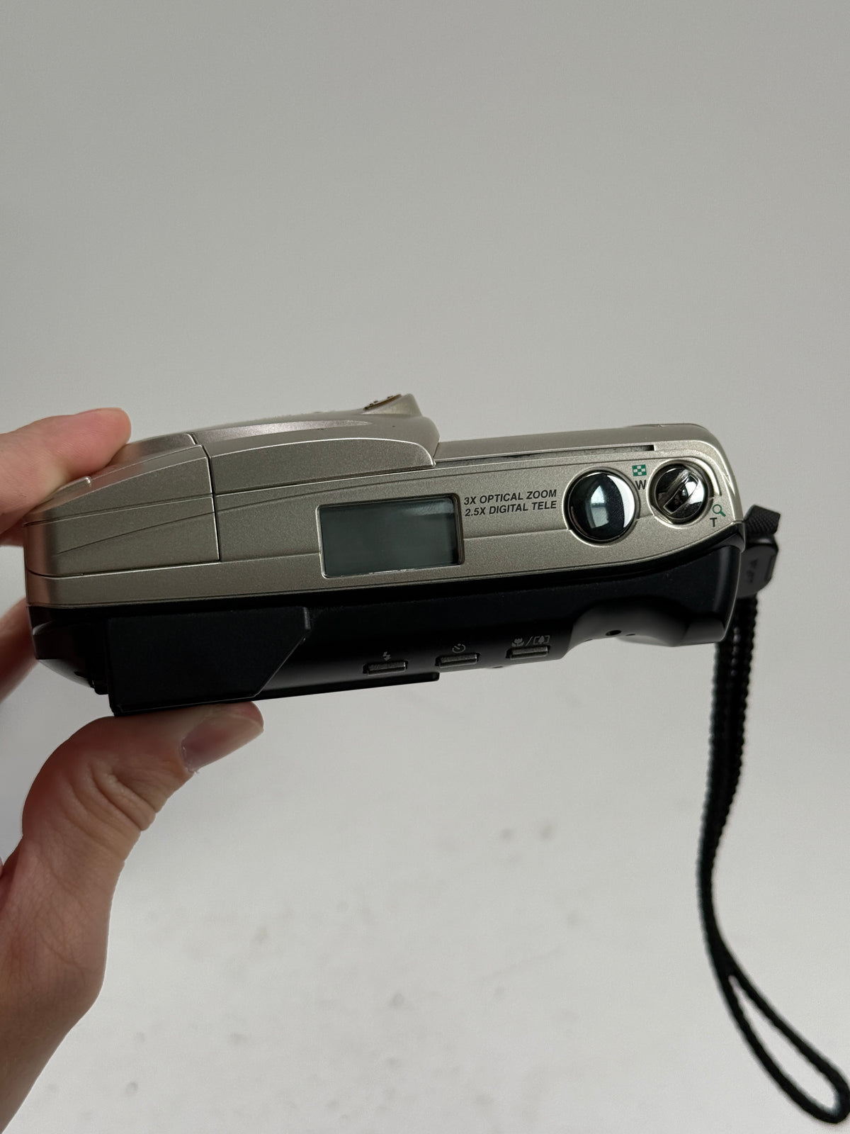 Olympus Camedia D-490 Zoom 2.1MP Digital Point & Shoot Camera