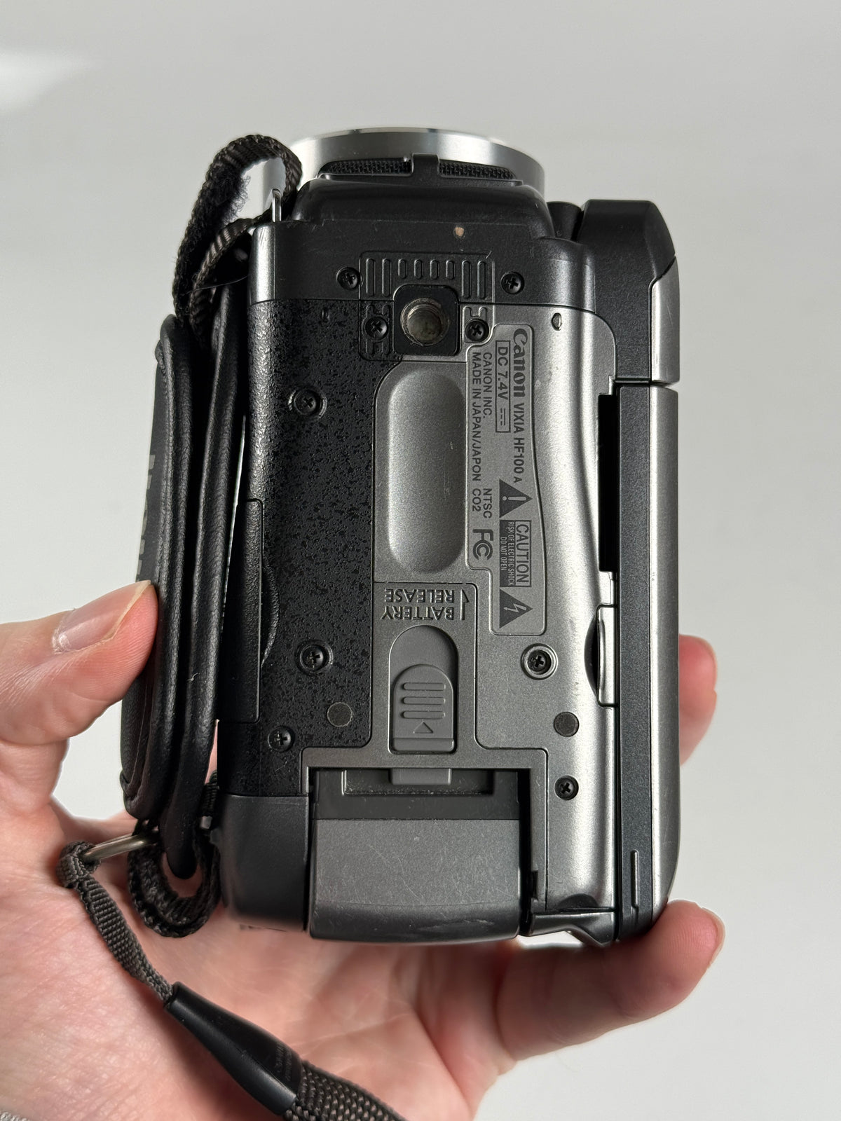 Canon VIXIA HF100 Full HD 1080p AVCHD Flash Camcorder