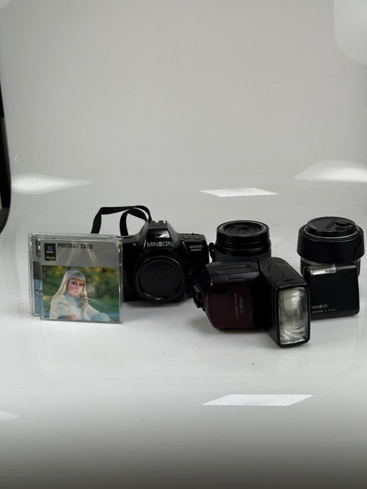 Minolta Maxxum 7000i 35mm SLR Camera kit with 2 lenses, flash