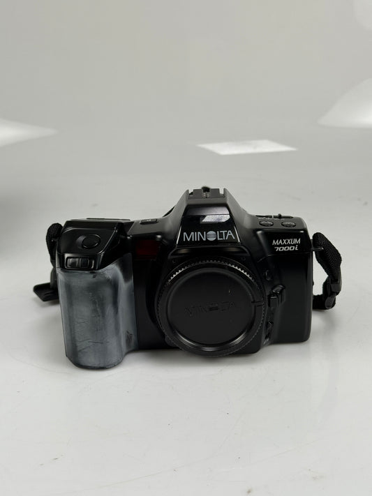 Minolta Maxxum 7000i 35mm SLR Camera kit with 2 lenses, flash