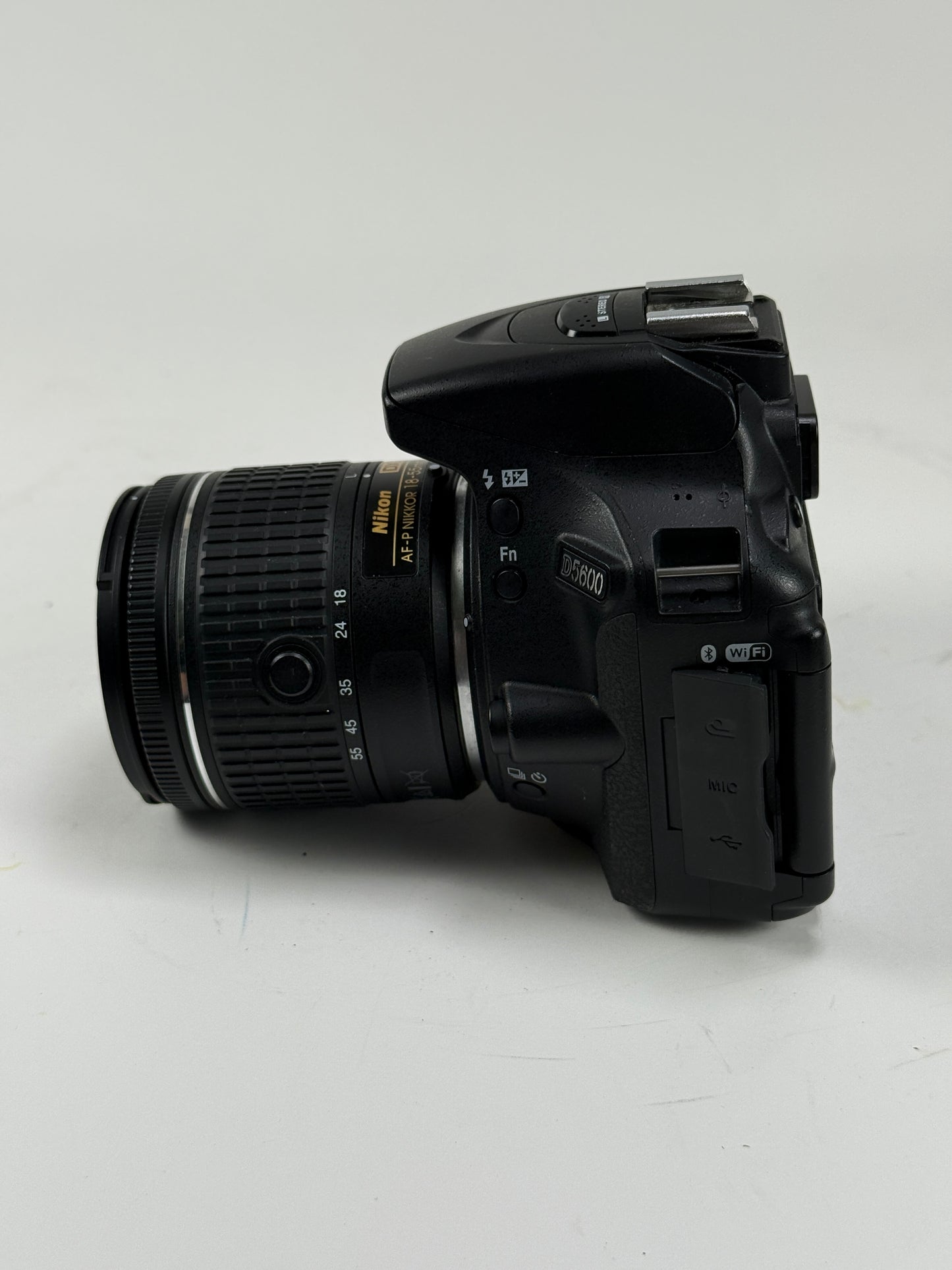 Nikon D5600 DSLR 24.2MP Digital Camera Body lens with 18-55mm kit