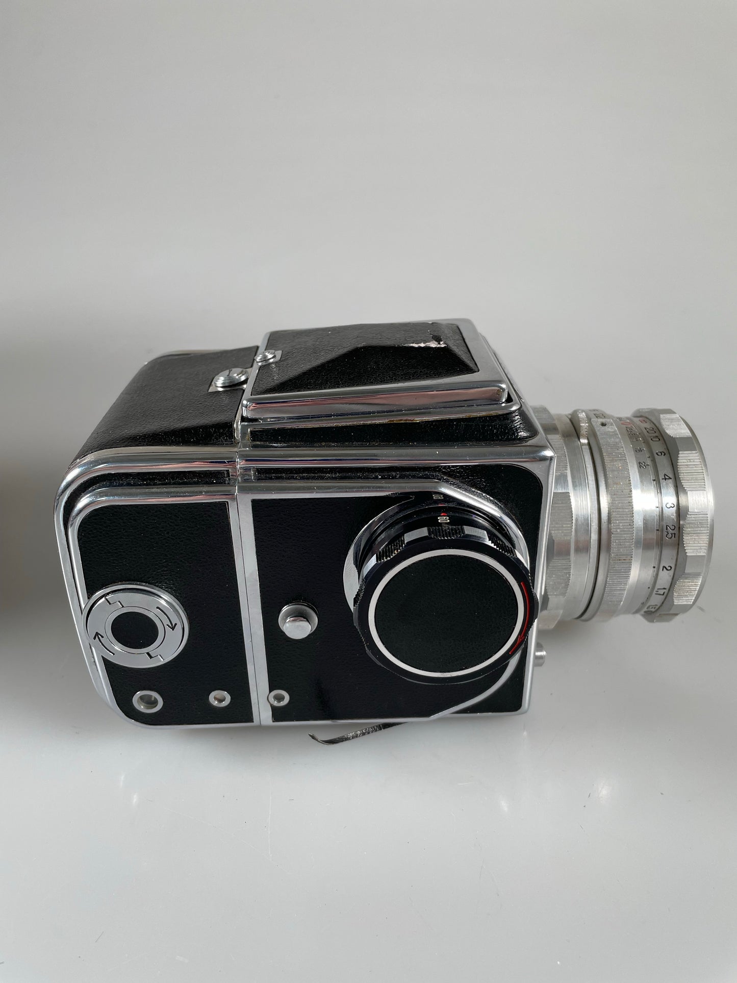 Revue 6x6 camera Salut USSR Russian Industar-22 80mm f2.8 lens
