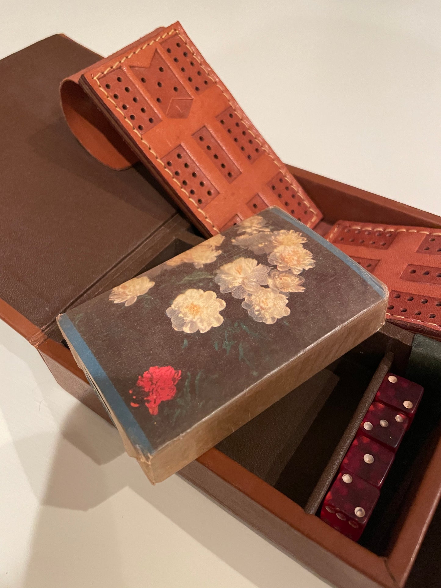 Vintage ES Lowe NY Leather travel cribbage set w/ sealed ARRCO playing cards